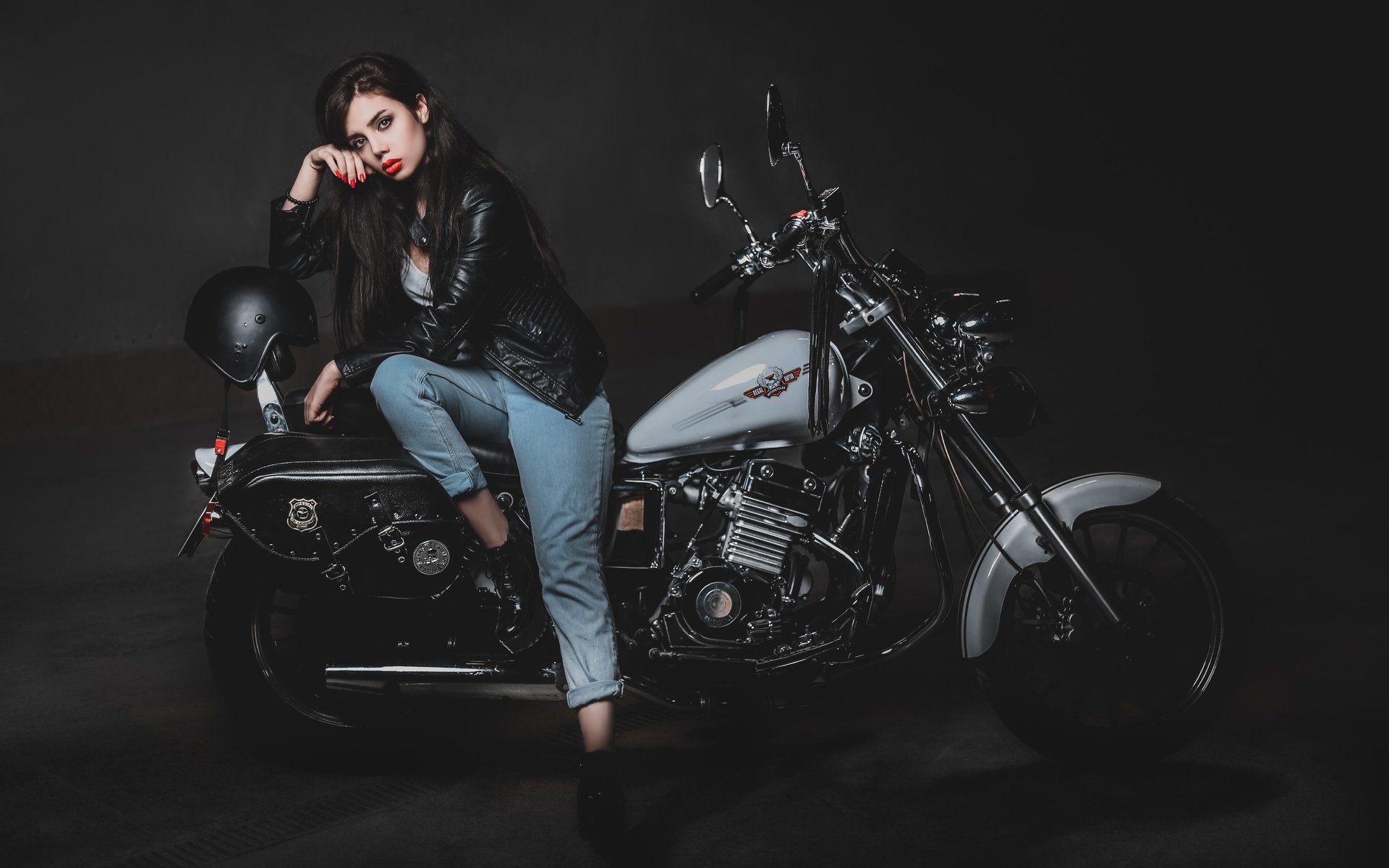 Biker girls: style and drive brings the glow — live moments in Hyderabad