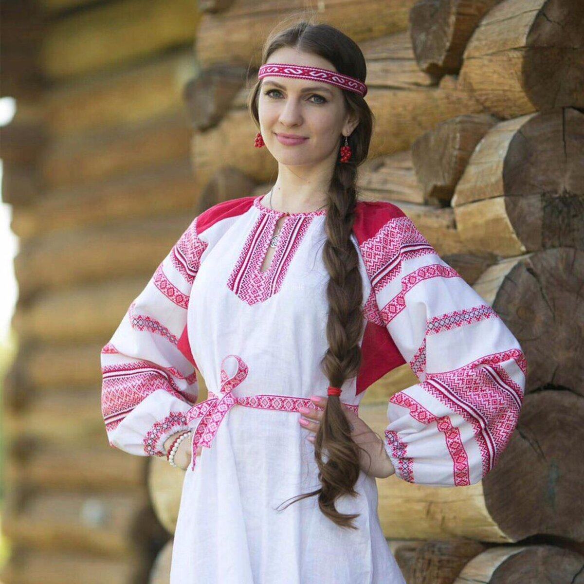 Girls in Slavic costumes brings the glow — live moments in Hyderabad